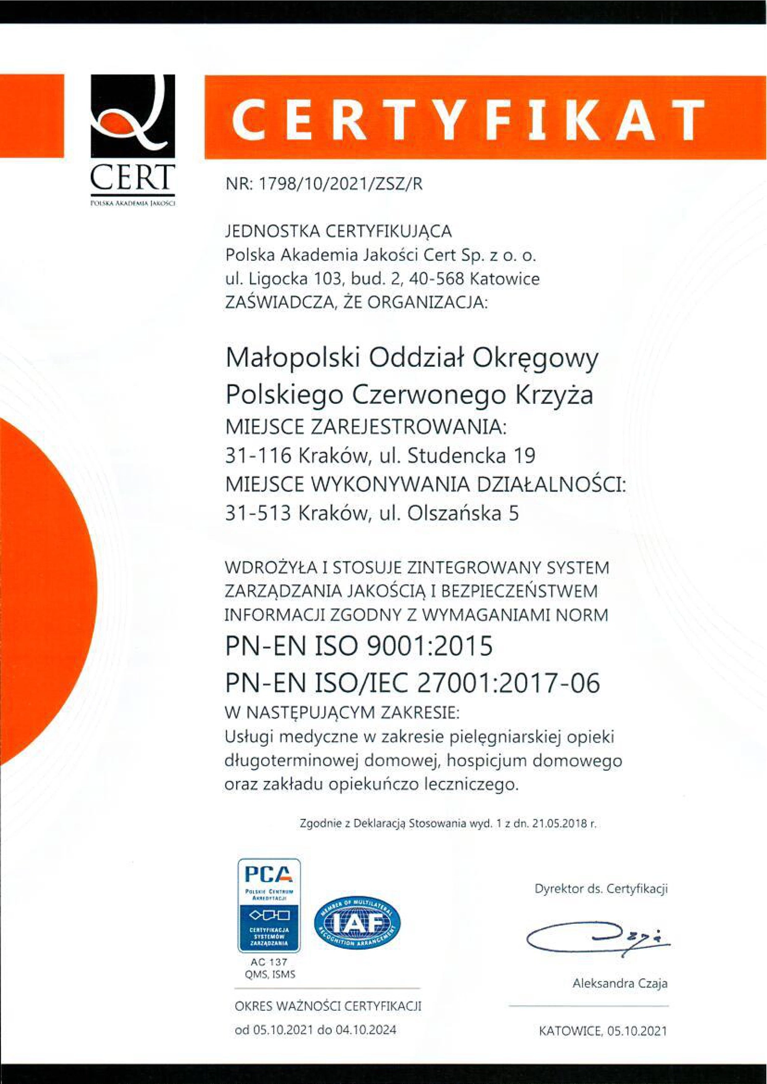 Certyfikat jakości ISO nadany dla Domu Polskiego Czerwonego Krzyża w Krakowie przez firmę Polska Akademia Jakości CERT sp z oo. Na białym tle u góry czarny i czerwony pasek z napisem certyfikat i logo firmy CERT. W treści certyfikatu wskazany Małopolski Oddział Okręgowy PCK oraz nazwy i numery spełnianych norm jakości. U dołu podpis dyrektora ds. certyfikacji.
